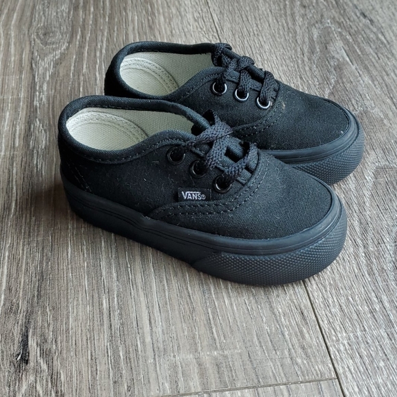 black authentic vans size 4